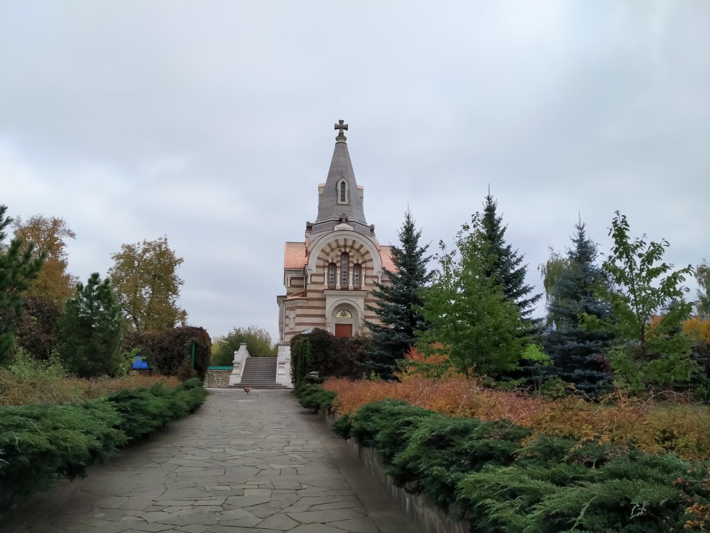 Серпухов. Высоцкий монастырь. Церковь Всех Святых. общий вид в ландшафте