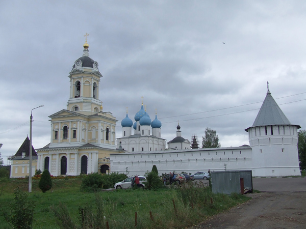 Высоцкий монастырь. Церковь Трех Святителей в колокольне, Серпухов (Серпуховский городской округ и гг. Протвино, Пущино, Московская область). общий вид в ландшафте