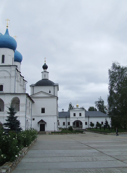 Серпухов. Высоцкий монастырь. Церковь Сергия Радонежского. общий вид в ландшафте