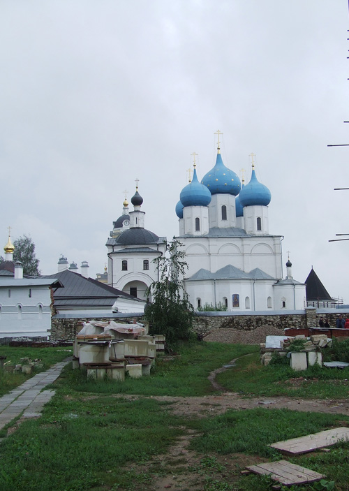 Серпухов. Высоцкий монастырь. Собор Зачатия Праведной Анны. общий вид в ландшафте