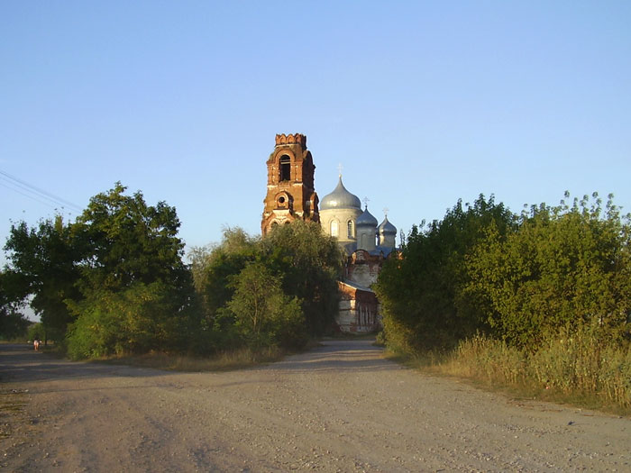 Средний Карачан. Церковь Чуда Михаила Архангела. общий вид в ландшафте