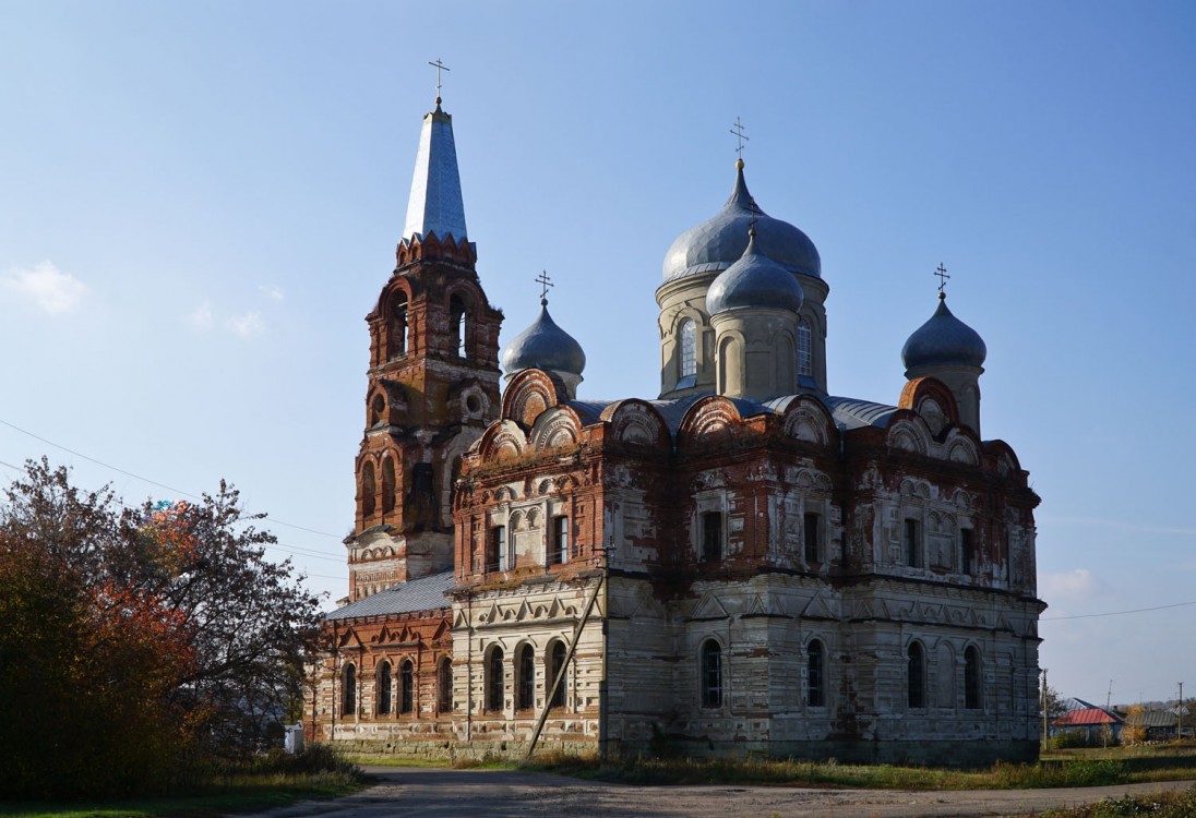 Церковь Чуда Михаила Архангела, Средний Карачан (Грибановский район, Воронежская область). общий вид в ландшафте, С восстановленной колокольней