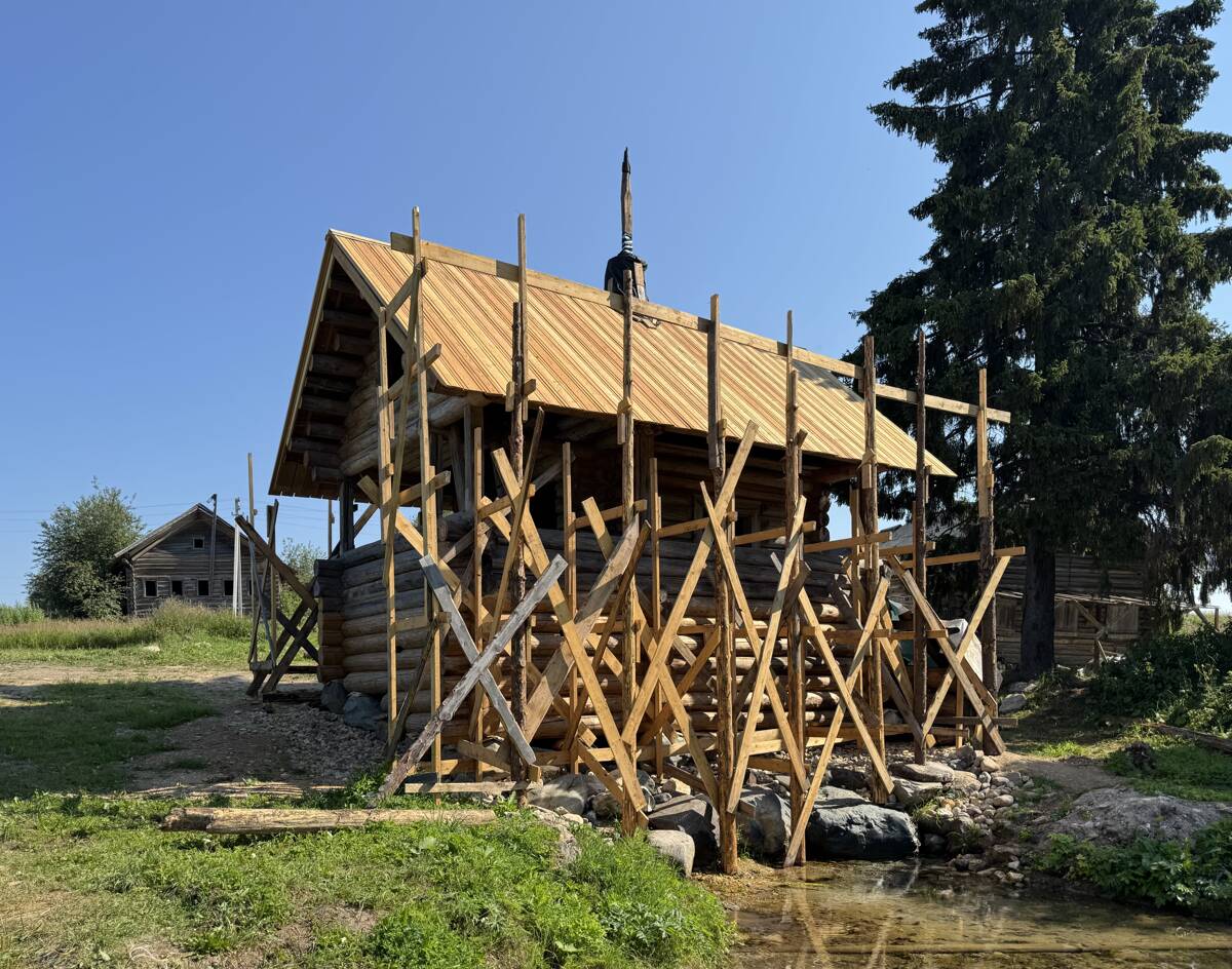 Часовня Николая Чудотворца, Аверкиевская (Плесецкий район, Архангельская область). документальные фотографии, В процессе реставрации