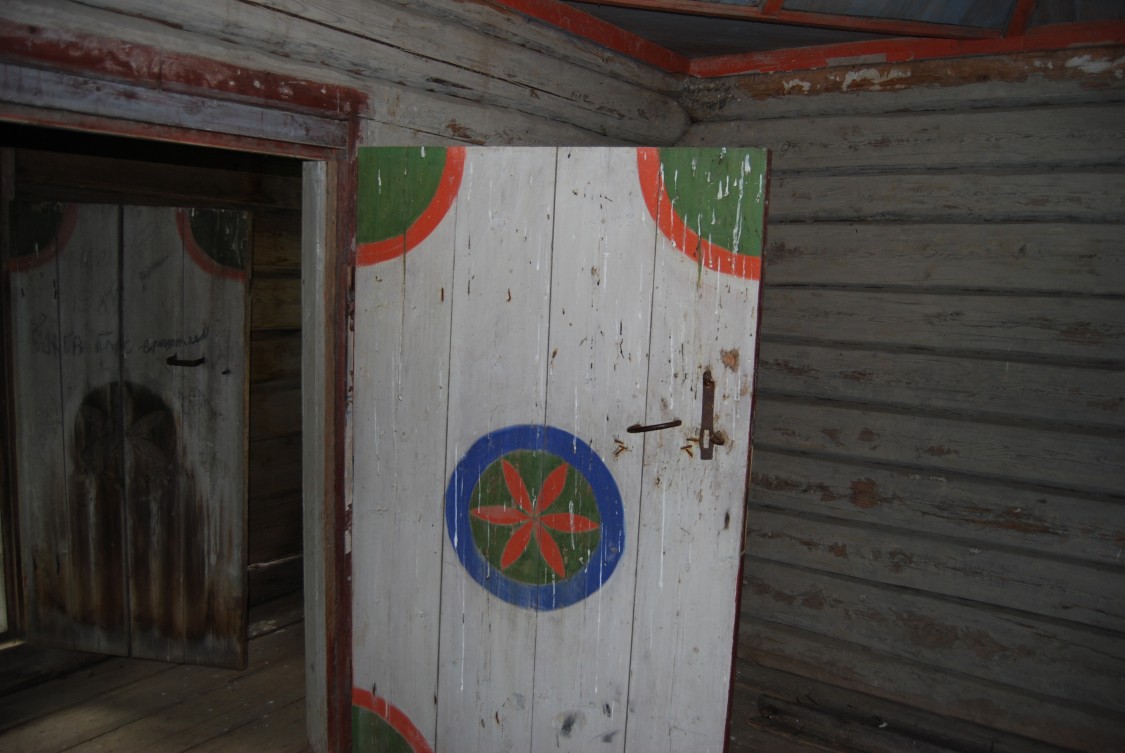 Часовня Диодора Юрьегорского, Тырнаволок, урочище (Плесецкий район, Архангельская область). интерьер и убранство, Внутренняя перегородка и дверь (между папертью и молельным помещением). На заднем плане – входная дверь в часовню