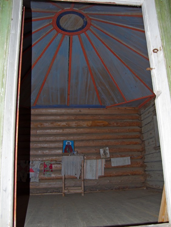 Тырнаволок, урочище. Часовня Диодора Юрьегорского. интерьер и убранство, вид через дверь основного объёма