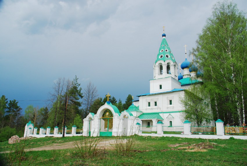 Дивная Гора. Церковь Троицы Живоначальной. общий вид в ландшафте