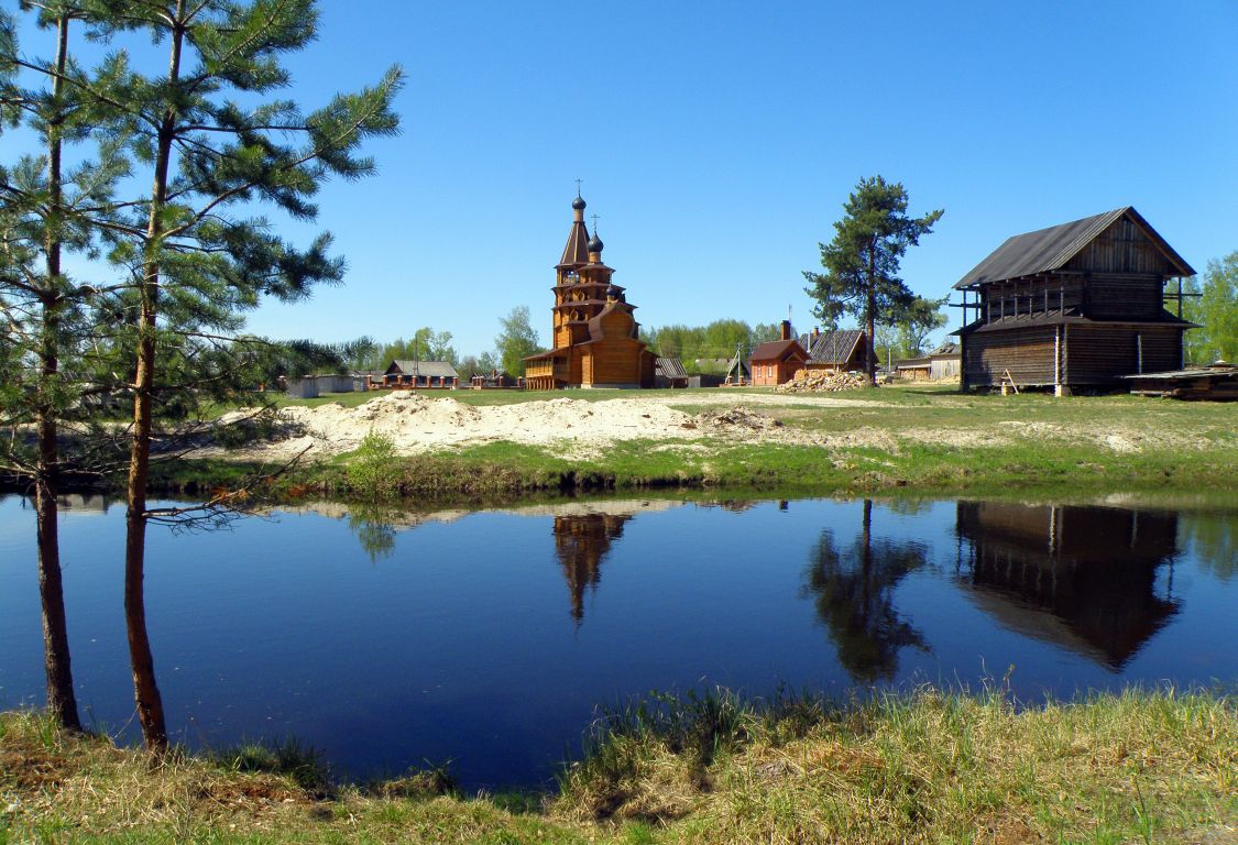 Церковь Николая Чудотворца, Моста (Южский район, Ивановская область). художественные фотографии, вид церкви от прудика на хозяйственной территории