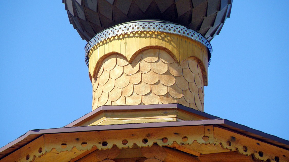 Церковь Николая Чудотворца, Моста (Южский район, Ивановская область). архитектурные детали, чешуйчатая шея главы залицована из картонно-ондулинового материала, который прибит открытыми гвоздиками