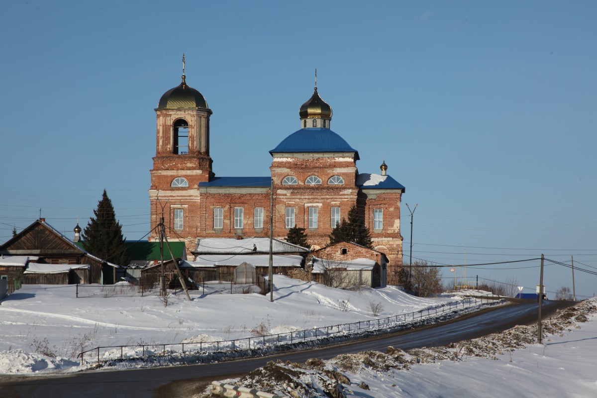 Покровское. Церковь Покрова Пресвятой Богородицы. фасады, Вид с моста через р. Бобровку