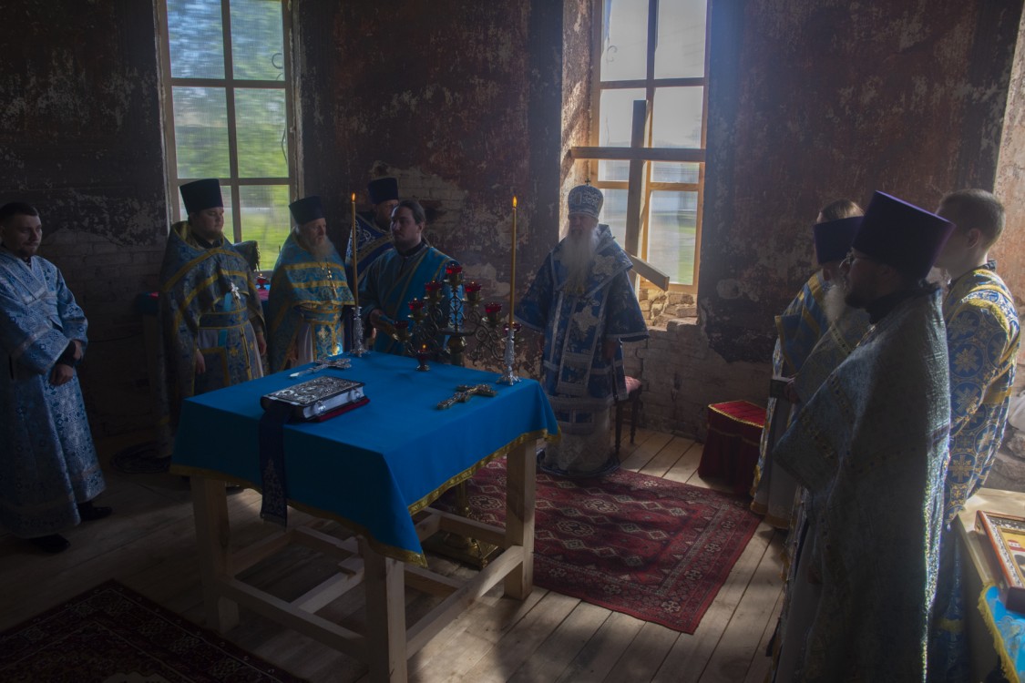 Церковь Боголюбской иконы Божией Матери, Галкинское (Камышловский район (Камышловский МР), Свердловская область). документальные фотографии, Первая Литургия спустя 84 года после закрытия храма совершена епископом Каменским и Камышловским Мефодием