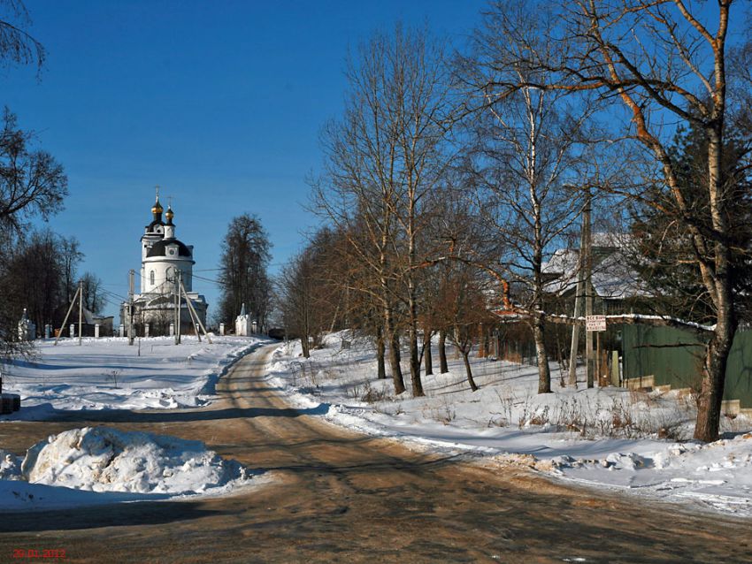 Церковь Троицы Живоначальной, Язвище (Волоколамский городской округ, Московская область). общий вид в ландшафте