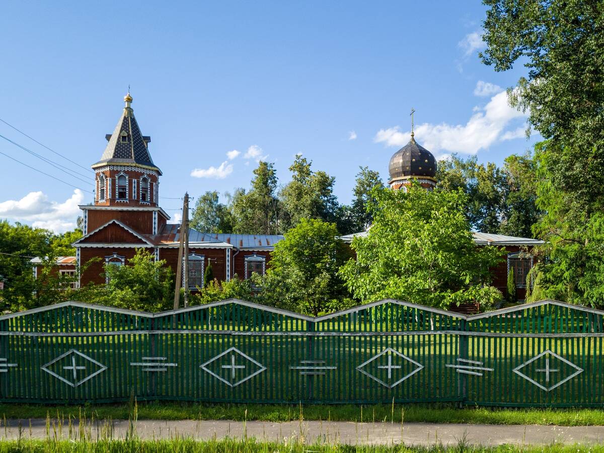 Церковь Казанской иконы Божией Матери, Петровское (Шатурский городской округ и г. Рошаль, Московская область). общий вид в ландшафте