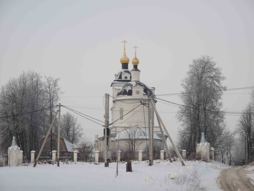 Церковь Троицы Живоначальной, Язвище (Волоколамский городской округ, Московская область). общий вид в ландшафте, Фото А.М. Иванова