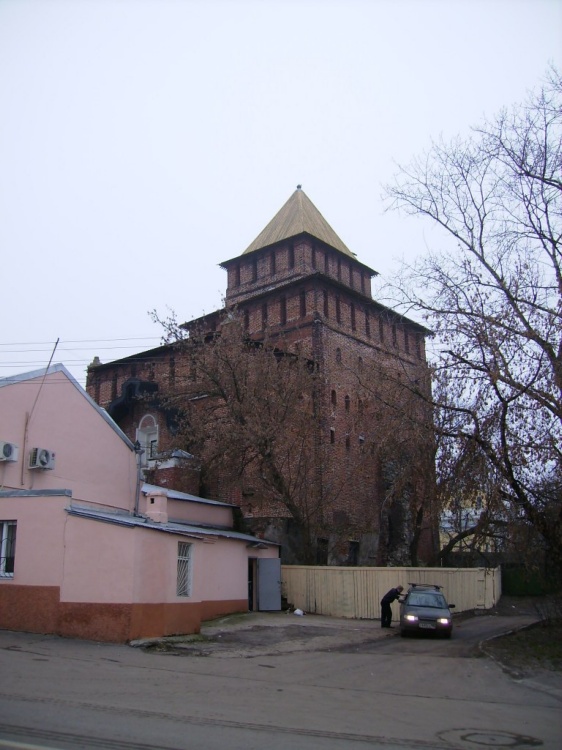 Часовня Параскевы Пятницы и Антипы Пергамского, Коломна (Коломенский городской округ, Московская область). дополнительная информация, Пятницкая  башня  кремля,  в  которой  находится  часовня