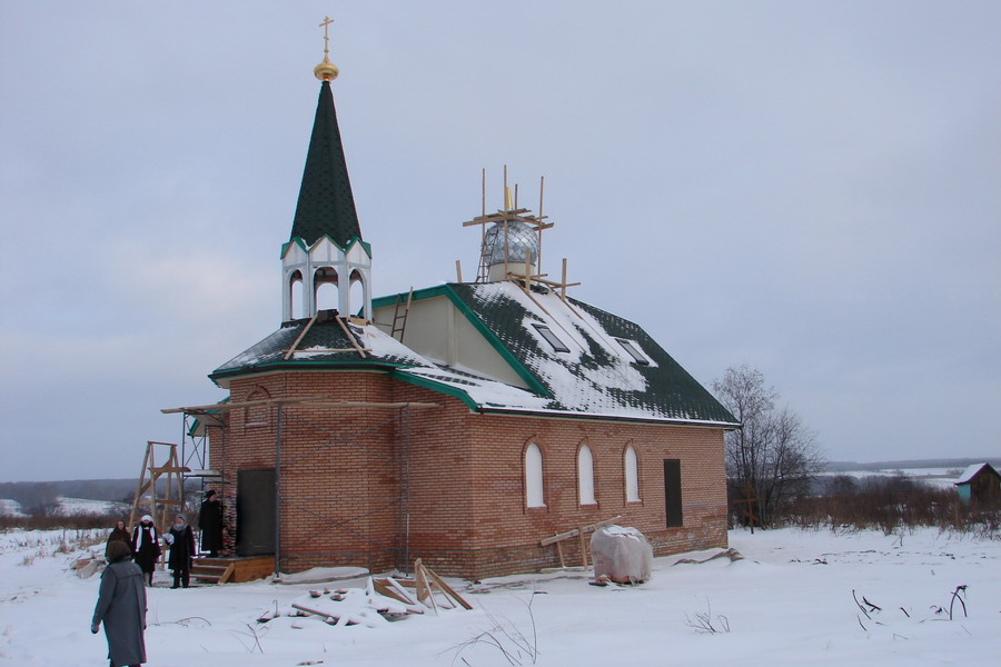 Церковь Серафима Саровского, Фоминское (Тутаевский район, Ярославская область). общий вид в ландшафте, Фото сделано в день освящения креста.