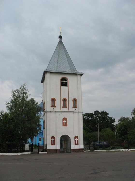 Церковь Казанской иконы Божией Матери, Калинковичи (Калинковичский район, Беларусь, Гомельская область). фасады, Колокольня церкви не так давно была перекрашена в голубой цвет, как и сама церковь.