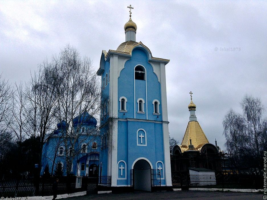 общий вид в ландшафте. Церковь Казанской иконы Божией Матери, Калинковичи (Калинковичский район, Беларусь, Гомельская область)