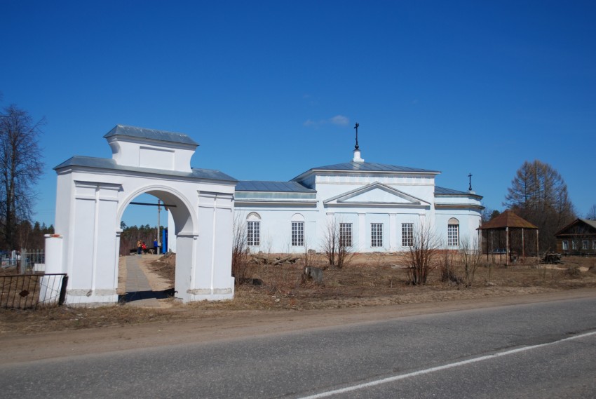 Николо-Корма. Церковь Введения во храм Пресвятой Богородицы. общий вид в ландшафте