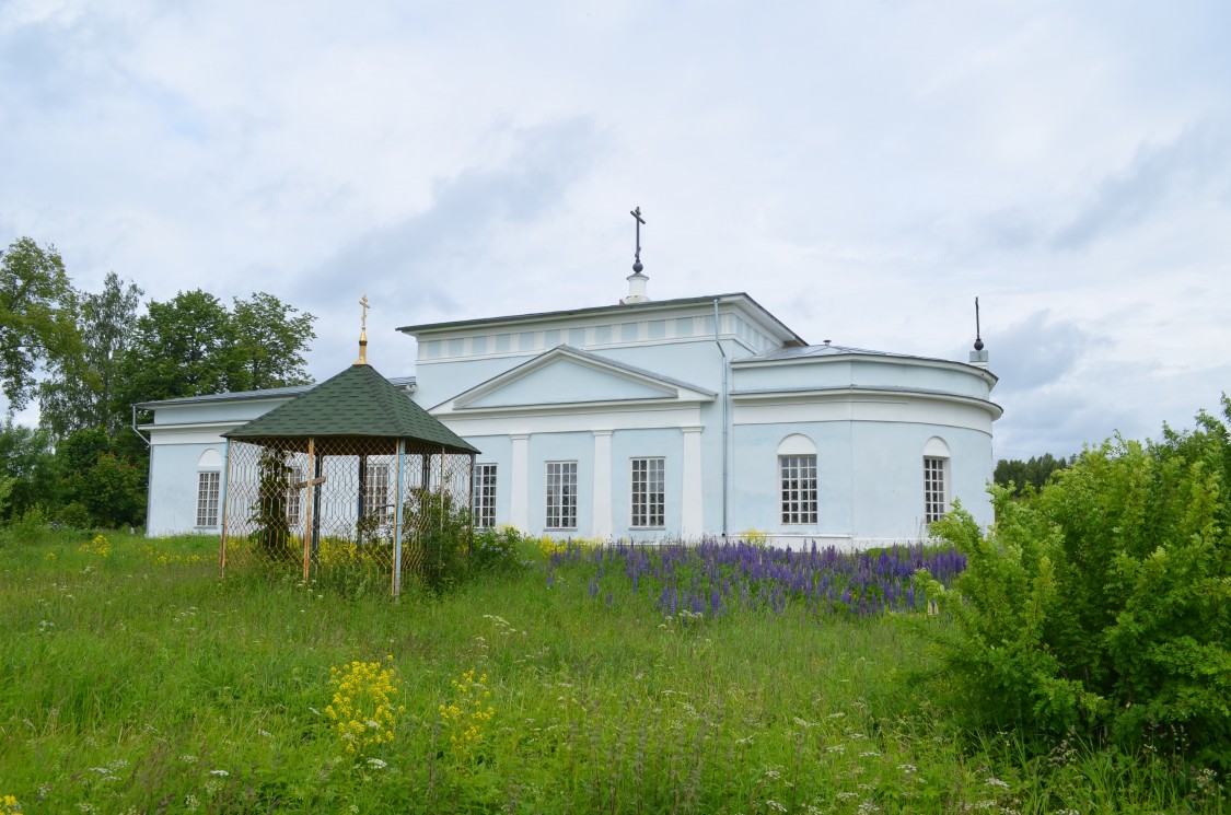 Церковь Введения во храм Пресвятой Богородицы, Николо-Корма (Рыбинский район, Ярославская область). фасады, Вид на церковь с юго-востока.