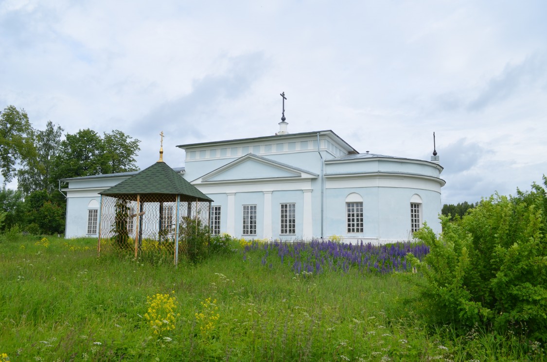 Николо-Корма. Церковь Введения во храм Пресвятой Богородицы. фасады, Вид на церковь с юго-востока.