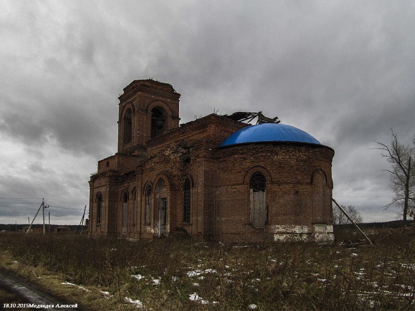 Церковь Вознесения Господня, Родники (Артёмовский район (Артёмовский ГО), Свердловская область). фасады, Начато восстановление. обновлена кровля над алтарной частью