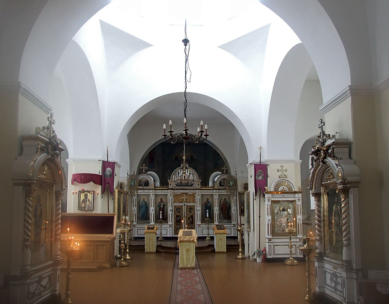 Церковь Рождества Пресвятой Богородицы, Раквере (Ляэне-Вирумаа, Эстония). интерьер и убранство, Интерьер храма от входных дверей
