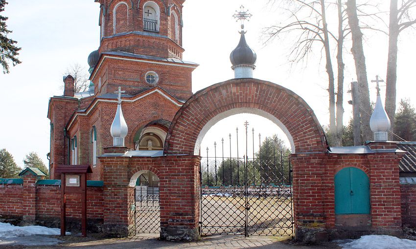 Алайыэ (Alajõe). Церковь Рождества Пресвятой Богородицы. дополнительная информация, Церковные ворота