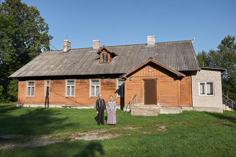 Алайыэ (Alajõe). Церковь Рождества Пресвятой Богородицы. дополнительная информация, Бывший дом причта; ныне – Народный дом (Rahva maja). Вид со двора. Здесь был вход в квартиру священника. Первые три окна слева от крыльца, а также чердачное окно были в квартире священника