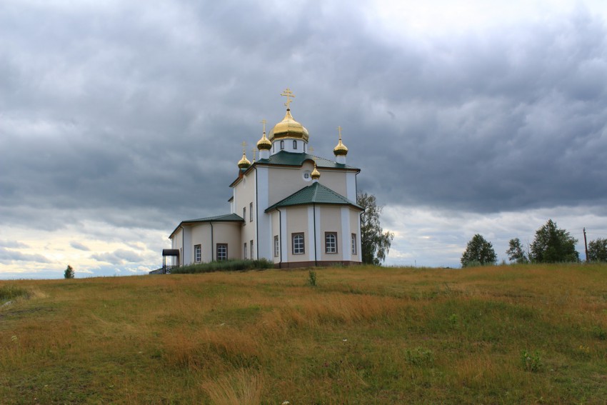Церковь Казанской Иконы Божией Матери, Арамашево (Алапаевский район (Алапаевское МО и Махнёвское МО), Свердловская область). общий вид в ландшафте