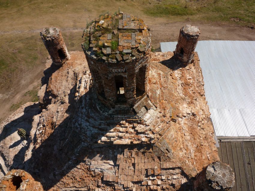 Церковь Казанской Иконы Божией Матери, Арамашево (Алапаевский район (Алапаевское МО и Махнёвское МО), Свердловская область). архитектурные детали, Вид с крана перед началом реставрации. Виден крест в кирпичной кладке центрального свода
