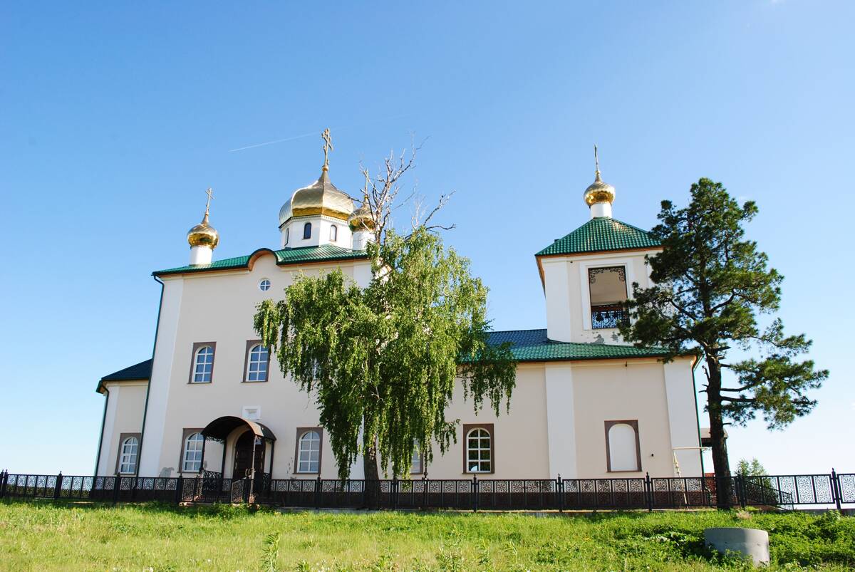 Церковь Казанской Иконы Божией Матери, Арамашево (Алапаевский район (Алапаевское МО и Махнёвское МО), Свердловская область). общий вид в ландшафте
