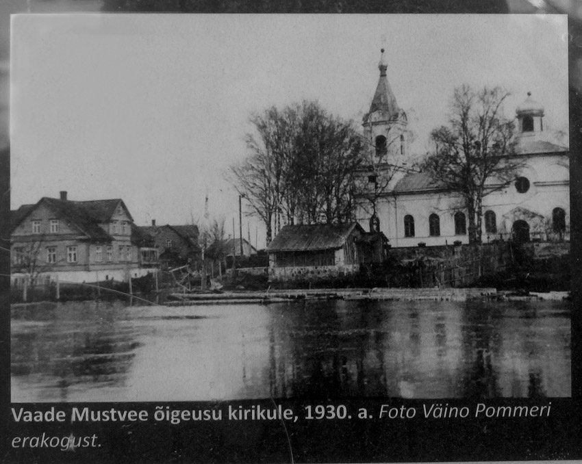 Муствеэ (Mustvee). Церковь Николая Чудотворца. архивная фотография, Фото 1930 г. со стенда возле церкви
