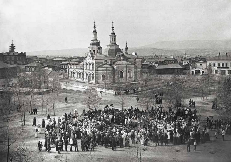 Минусинск. Собор Спаса Преображения. архивная фотография, Посадка деревьев в Пушкинском сквере рядом с Спасским собором.