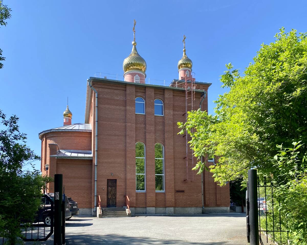 Церковь Вознесения Господня, Черёмушки (Саяногорск, город, Республика Хакасия). фасады, Вид от ворот