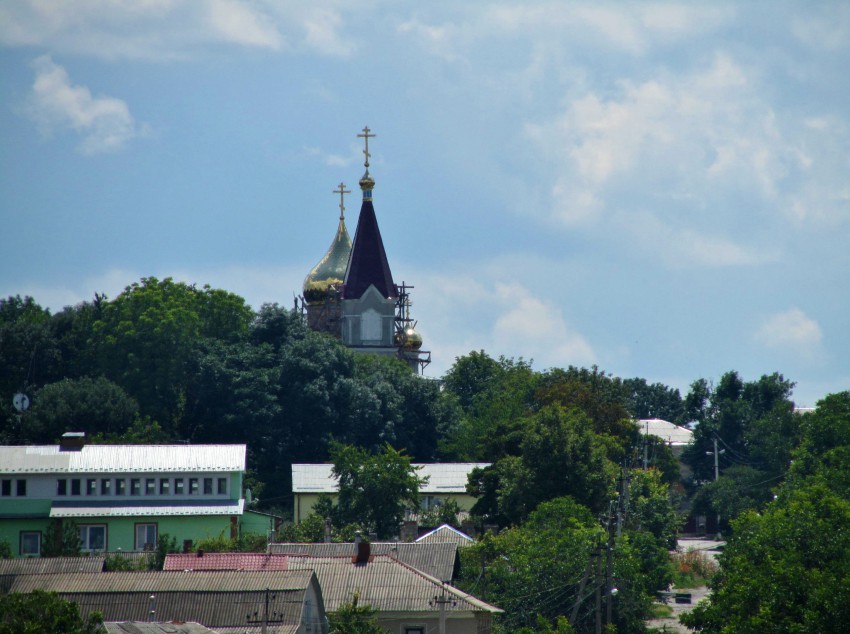 Каменец-Подольский. Церковь Покрова Пресвятой Богородицы. общий вид в ландшафте, вид от крепости