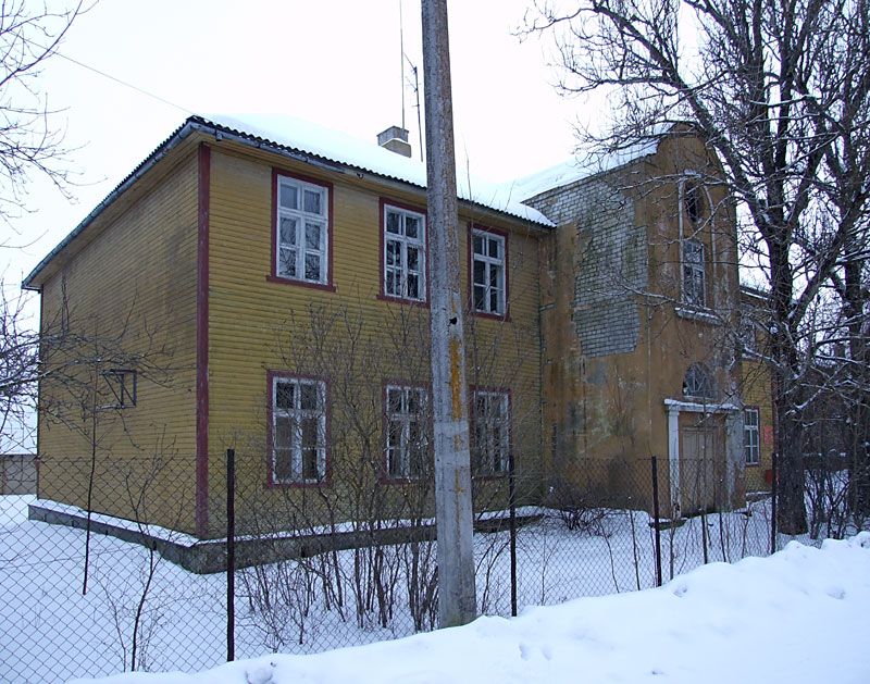 Церковь Рождества Пресвятой Богородицы, Алайыэ (Alajõe) (Ида-Вирумаа, Эстония). дополнительная информация, Бывшая церковно-приходская школа; до зимы 2010 г. – почта. Вид с улицы