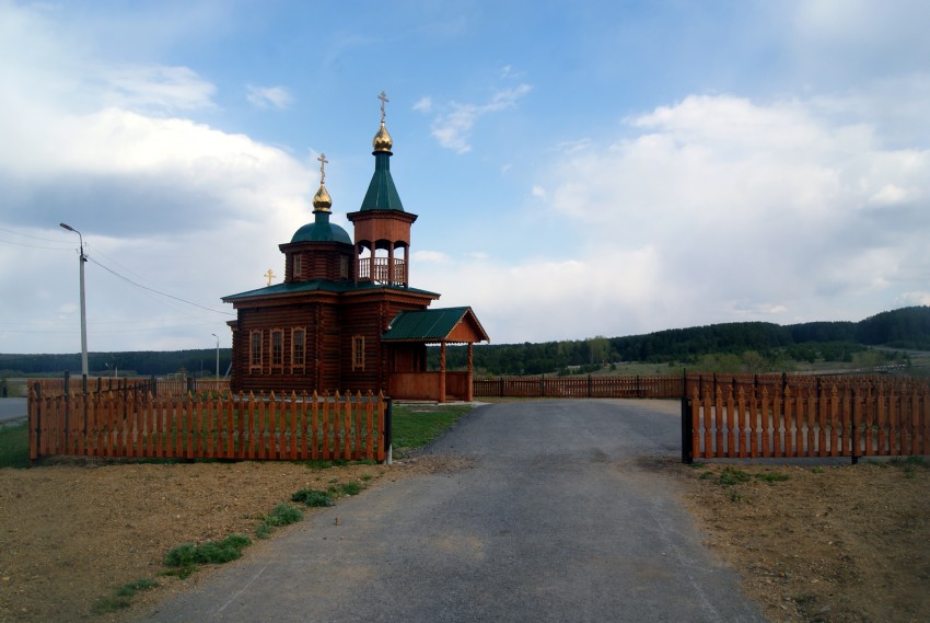 Церковь Покрова Пресвятой Богородицы, Костино (Алапаевский район (Алапаевское МО и Махнёвское МО), Свердловская область). общий вид в ландшафте