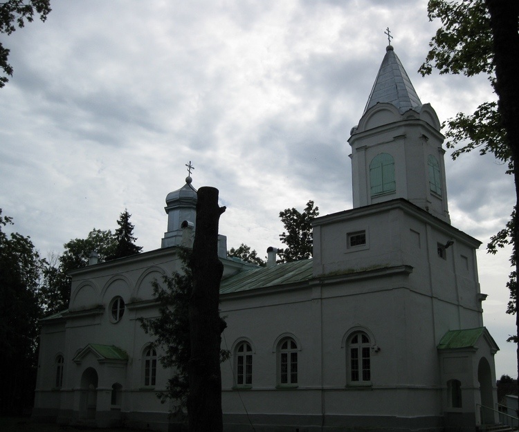Муствеэ (Mustvee). Церковь Николая Чудотворца. общий вид в ландшафте