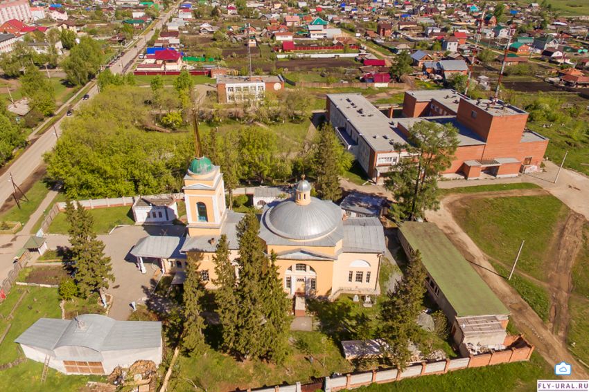 Церковь Покрова Пресвятой Богородицы, Горный Щит (Екатеринбург (МО город Екатеринбург), Свердловская область). общий вид в ландшафте