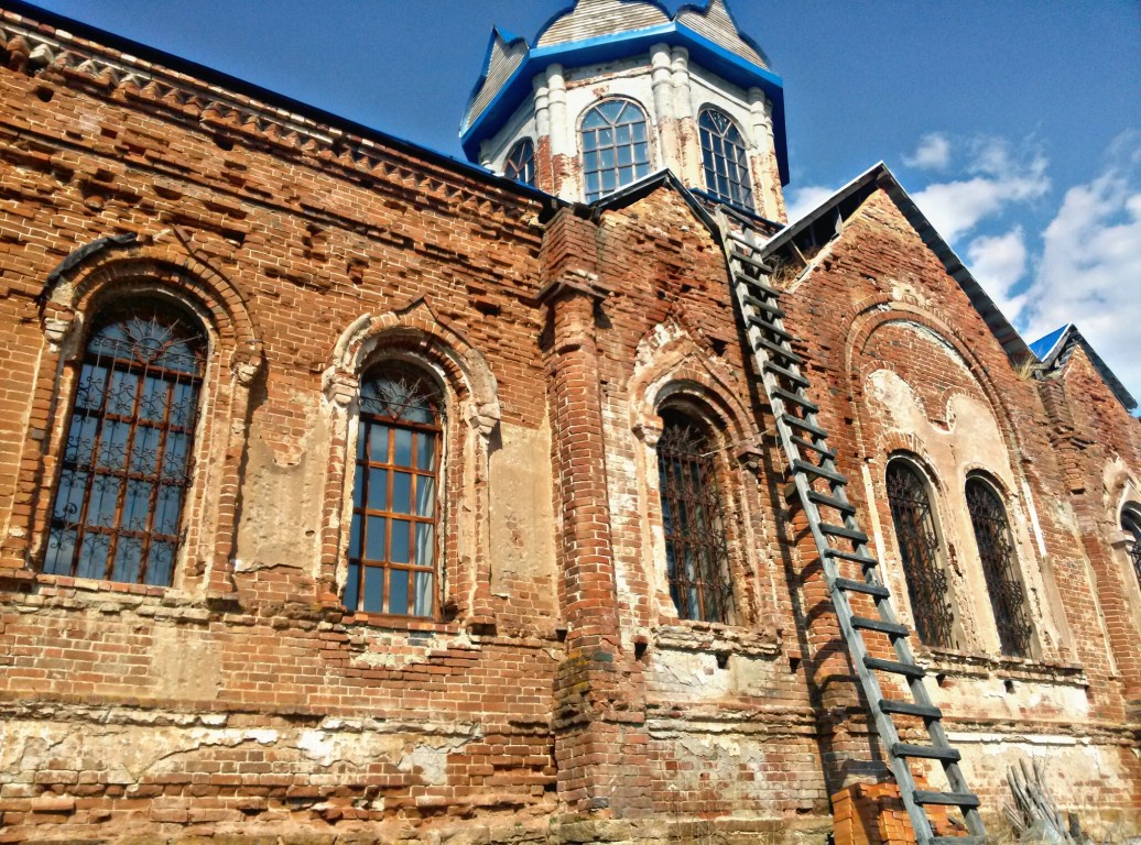 Церковь Михаила Архангела, Новоипатово (Сысертский район (Сысертский ГО и Арамильский ГО), Свердловская область). архитектурные детали, Храм и проделанная работа в нем, группой прихожан.
