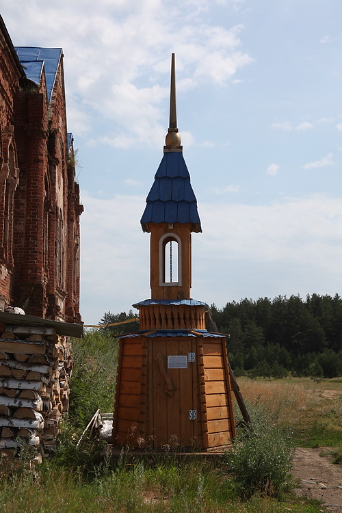 Церковь Михаила Архангела, Новоипатово (Сысертский район (Сысертский ГО и Арамильский ГО), Свердловская область). фасады, Сухой колодец