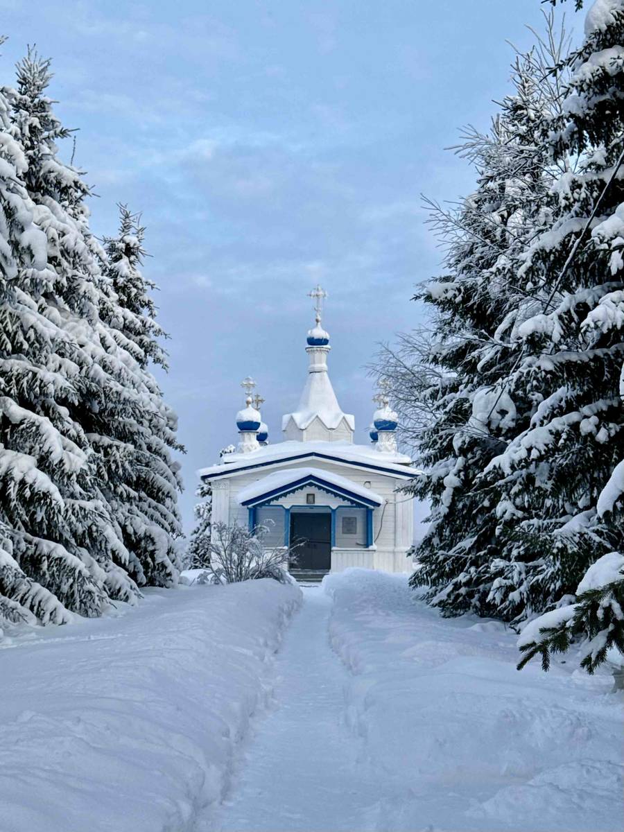 общий вид в ландшафте. Ыбский Серафимовский женский монастырь. Церковь Стефана Пермского, Ыб (Сыктывдинский район, Республика Коми)