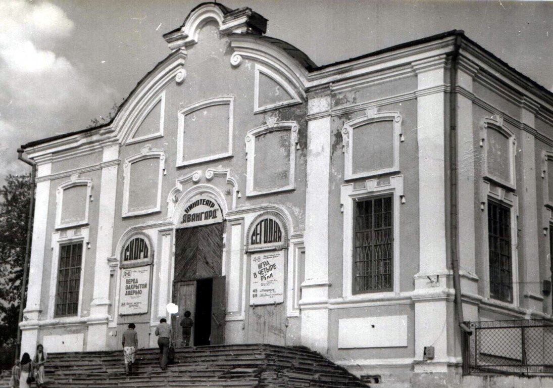 Церковь Симеона и Анны, Сысерть (Сысертский район (Сысертский ГО и Арамильский ГО), Свердловская область). архивная фотография, В советское время в здании находился кинотеатр «Авангард». Фото из архива администрации Сысертского ГО
