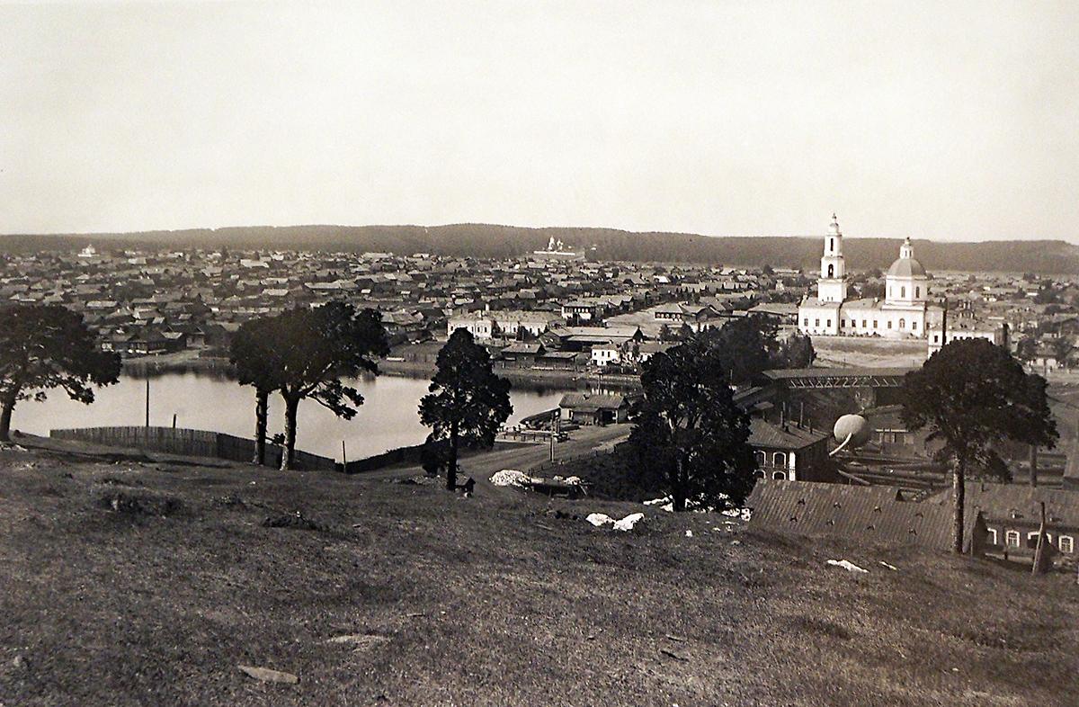 Фотография нач. ХХ в. Храм во имя Симеона Богоприимца и Анны пророчицы в городской панораме., архивная фотография. Церковь Симеона и Анны, Сысерть (Сысертский район (Сысертский ГО и Арамильский ГО), Свердловская область)