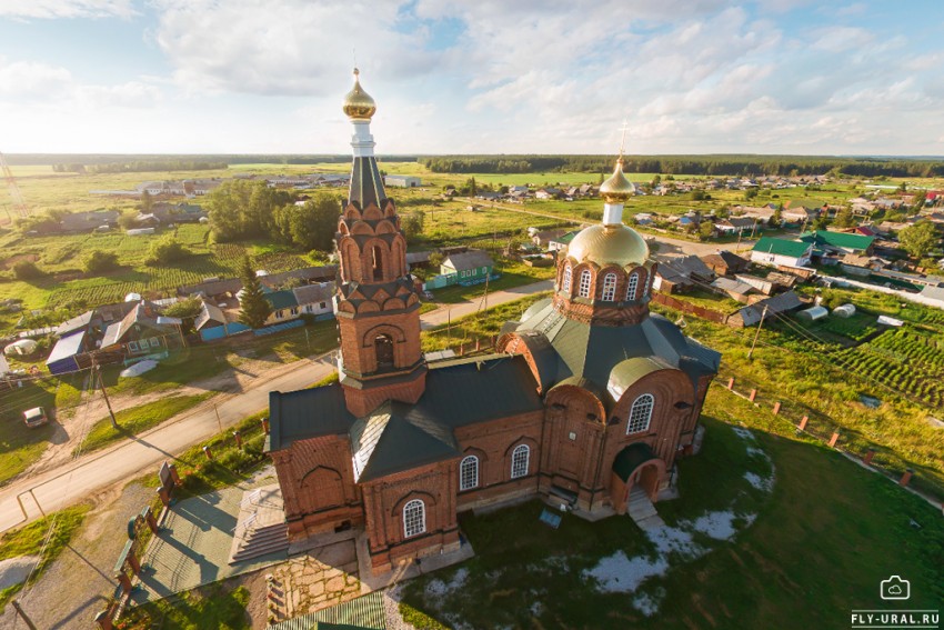 Сосновское. Церковь Рождества Христова. общий вид в ландшафте