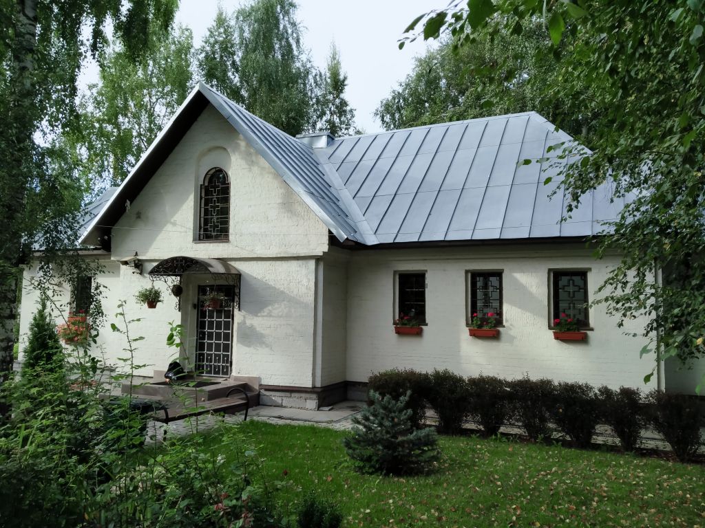 Церковь Покрова Пресвятой Богородицы, Шереметьевский (Мытищинский городской округ и гг. Долгопрудный, Лобня, Московская область). дополнительная информация, дом причта