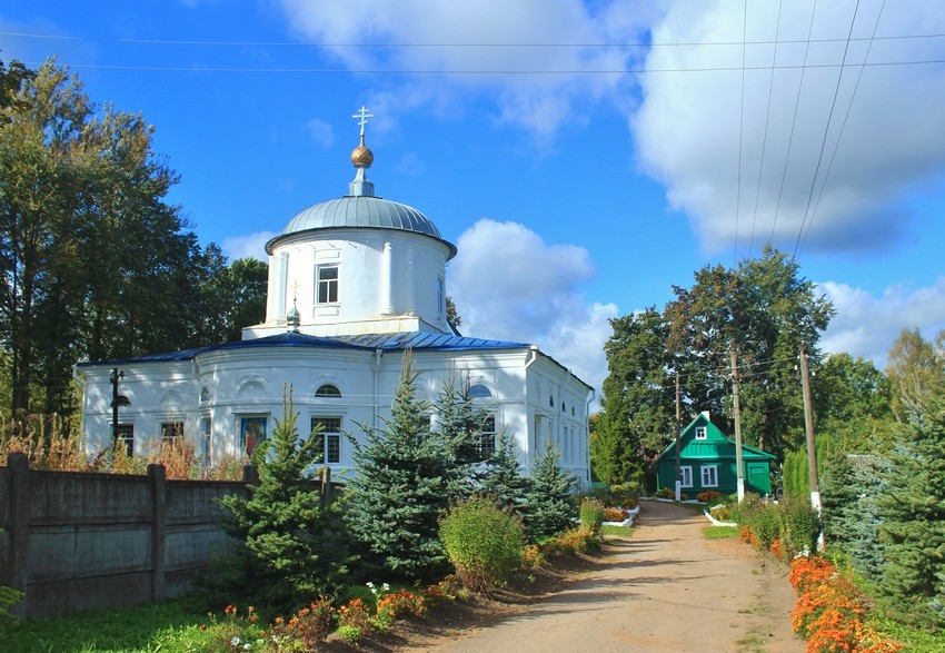 Дно. Церковь Михаила Архангела. общий вид в ландшафте