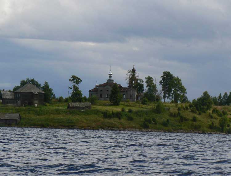 Церковь Рождества Пресвятой Богородицы Паданского погоста, Погост (Медвежьегорский район, Республика Карелия). общий вид в ландшафте