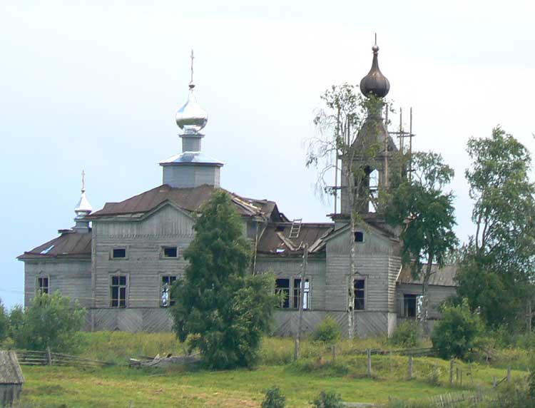 Погост. Церковь Рождества Пресвятой Богородицы Паданского погоста. общий вид в ландшафте