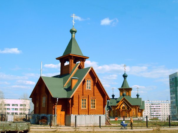 Церковь Преображения Господня, Сыктывкар (Сыктывкар, город, Республика Коми). общий вид в ландшафте, Храм на заднем фоне. На переднем - здание воскресной школы и иконописной мастерской. Между ними сейчас строится большой собор.